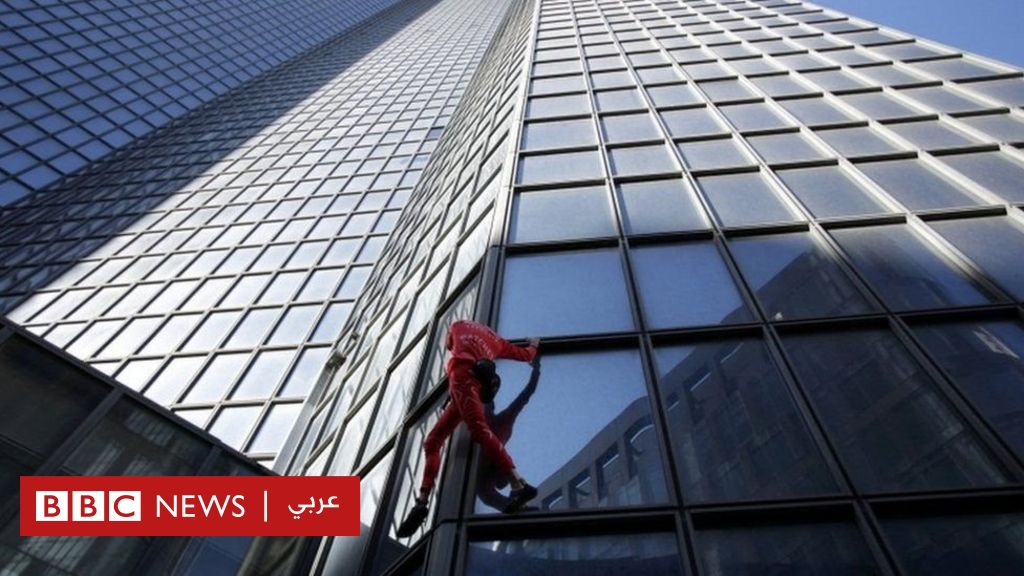 سبايدر مان الفرنسي يتسلق ناطحة سحاب في باريس في عيد ميلاده الستين