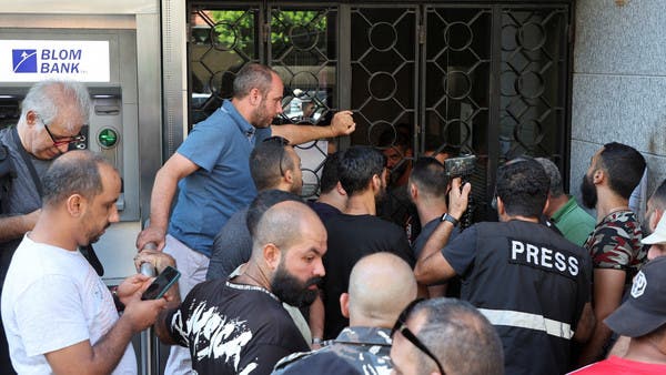 سخط المودعين يحاصر بنوك لبنان.. إغلاق لـ 3 أيام