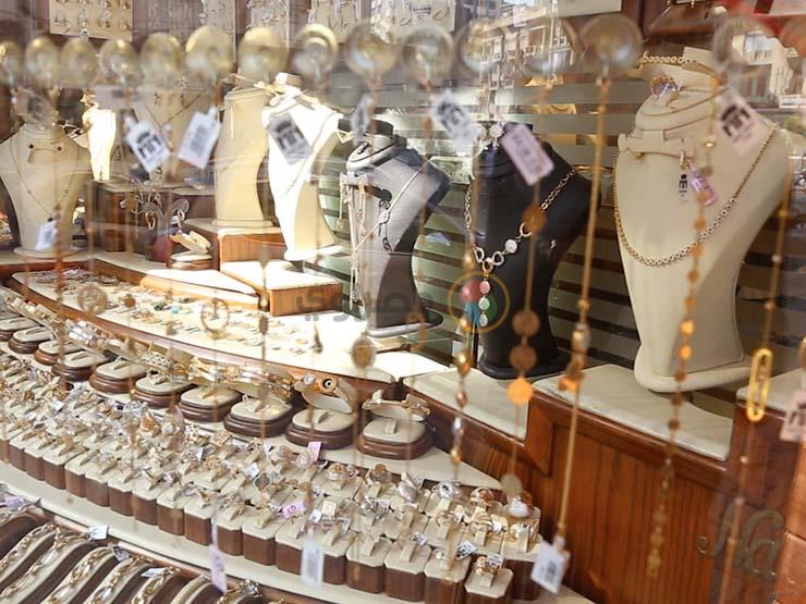 سعر الذهب اليوم يتراجع في بداية تعاملات الجمعة