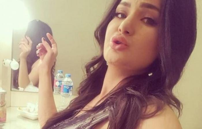 سما المصري تصور مؤخرتها على تختها وتكشفها لمعجبيها .. اتفرج