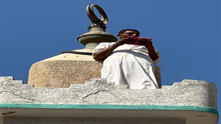 شاب يتسلق مئذنة مسجد بالإسكندرية ليخطب في الناس.. والتحريات