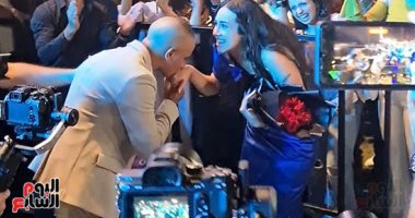 شاب يفاجئ حبيبته بخاتم الخطوبة بحفل حماقي والأخير: ماتنسوش تعزموني في الفرح