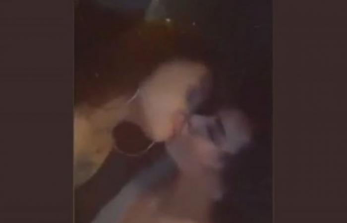 شاهد .. بكل وقاحة ..شاب يقوم بفعل فاضح ويمارس الرذيله مع رهف القنون وهي بدون ملابس بحفلة خاصة .. ورد فعلها صادمة!!