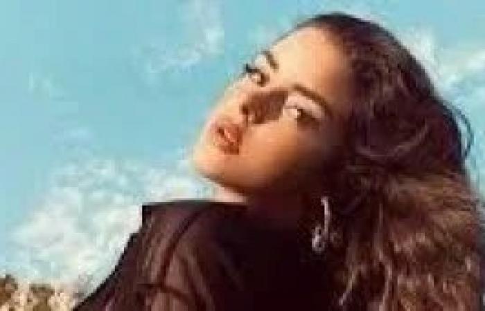 شاهد .. ديمي روز تستعرض جسدها القنبلة بالميني بكيني ذو الخيط الرفيع لتشعل الانترنت على شاطئ إسبانيا .