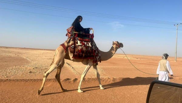 شاهد.. رحالة سعودية تنطلق من الرياض إلى جدة على ظهر ناقة