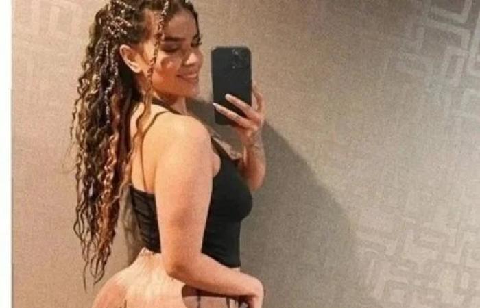 شاهد .. رهف القنون تظهر للعلن بإطلالة اكثر سخونية بمايوه أظهر كل شيء من جسدها للعلن وبطريقة خادشة للحياء !!