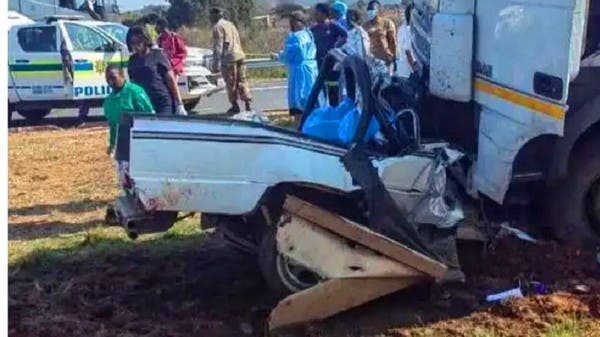 شاهد شاحنة تحطم سيارة بجنوب أفريقيا وتقتل 21 بينهم 19 طفلاً