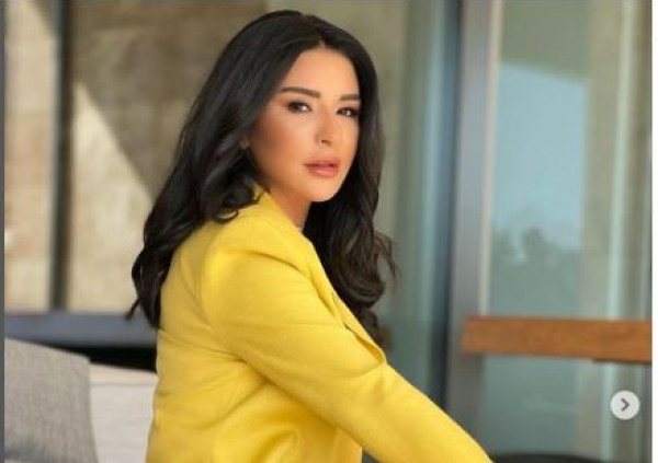 شاهد: صور صادمة لابن ماجي بو غصن وهو برفقتها