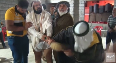 شاهد... عراقيون يقومون بتصرفات غريبة بحرق وضرب أجسادهم بالسيوف والسلاسل الحديدية