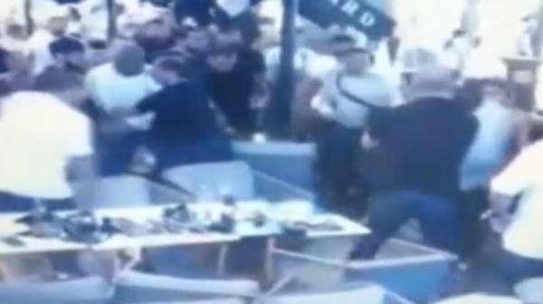 شاهد كيف استل مسدسه.. وأطلق النار داخل مول مكتظ بإسطنبول