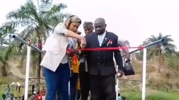 شاهد لحظات طريفة.. جسر يسقط ساعة افتتاحه!