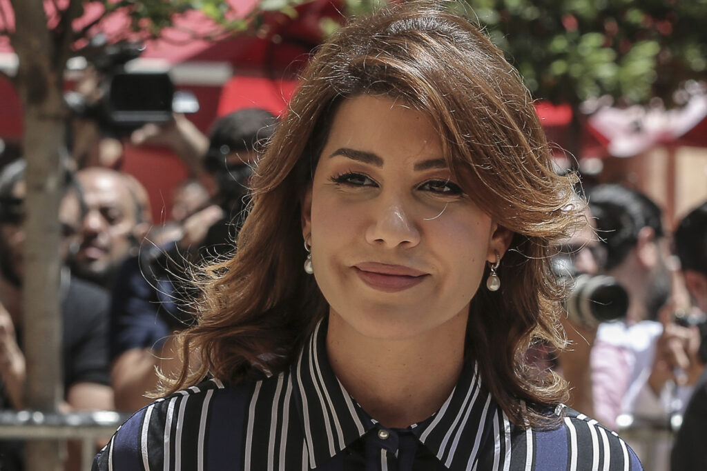 شاهد- نائبة لبنانية تخلع عقدها وتعطيه لأحد المحتجين وثمنه يغضب المغردين | أخبار