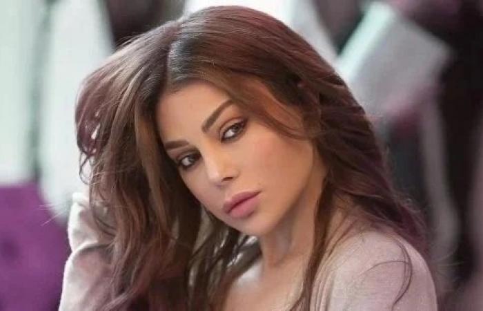 شاهد .. هيفاء وهبي تصدم الجمهور بإطلالة فاضحة وتستعرض مفاتنها على السرير بإطلالة صارخة.