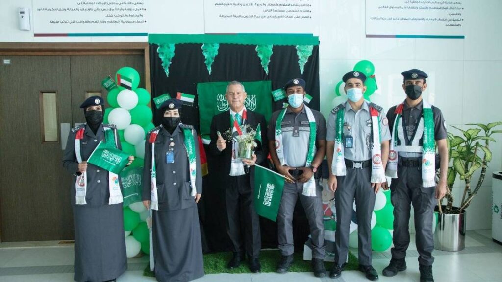 شرطة أبوظبي تشارك طلبة المدارس احتفالية اليوم الوطني السعودي