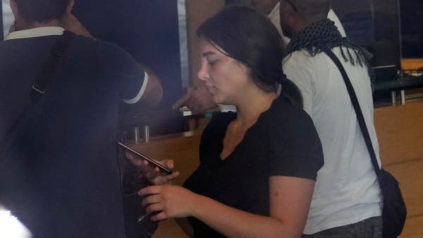 شقيقة مقتحمة البنك في لبنان تعترف أن مسدسها كان لعبة بلاستيكية