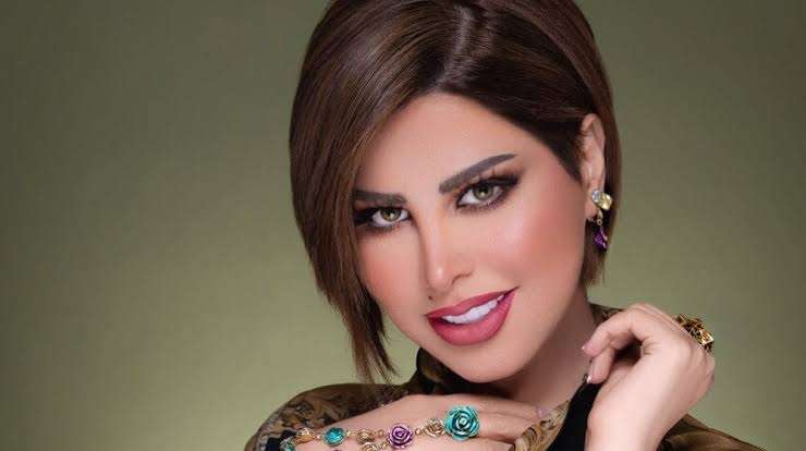 شمس الكويتية.. بالهوت شورت وحذاء رياضي وسط البحر(صورة)