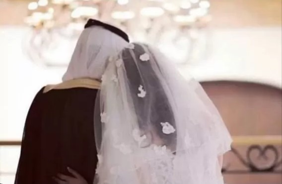 صدمة قصمت ظهر العريس .. طلبت من عريسها إحضار الماء الساخن الى غرفة النوم في ليلة دخلتهم وعندما عاد ومعه الماء وقعت الكارثة الكبرى التي لايتخيلة عقل ولا يتحمله بشر.! !