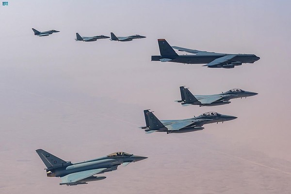 المقاتلات السعودية ترافق القاذفة الأميركية