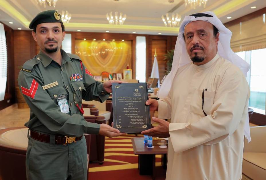 ضاحي خلفان يتسلم بحث دكتوراه حول المسؤولية المدنية