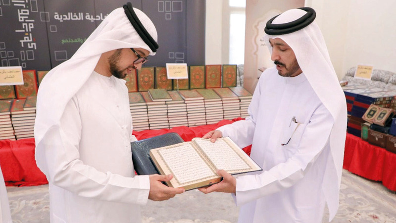 «ضاحية الخالدية» يهدي «الشارقة الخيرية» 11 ألف نسخة من المصحف