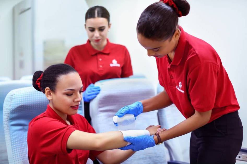 طيران الإمارات تُدرّب أفراد أطقم الخدمات الجوية على مهارات إنقاذ الحياة