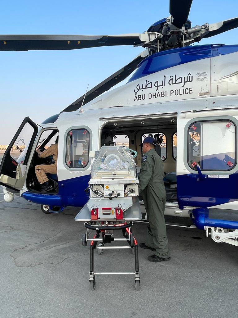 طيران شرطة أبوظبي تنقل "طاقم طبي" لإجراء جراحة لأم عربية