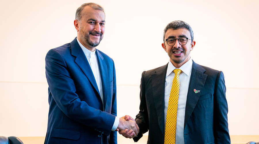 عبدالله بن زايد ووزير خارجية إيران يبحثان تعزيز العلاقات ومسارات التعاون