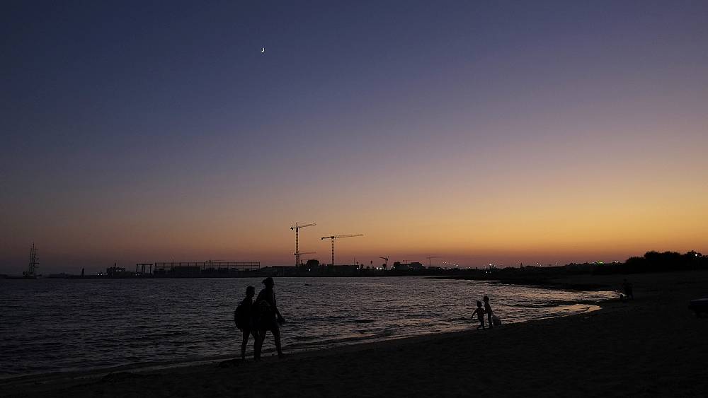 عشرات المهاجرين اللبنانيين والسوريين ينتظرون مصيرهم في عرض البحر