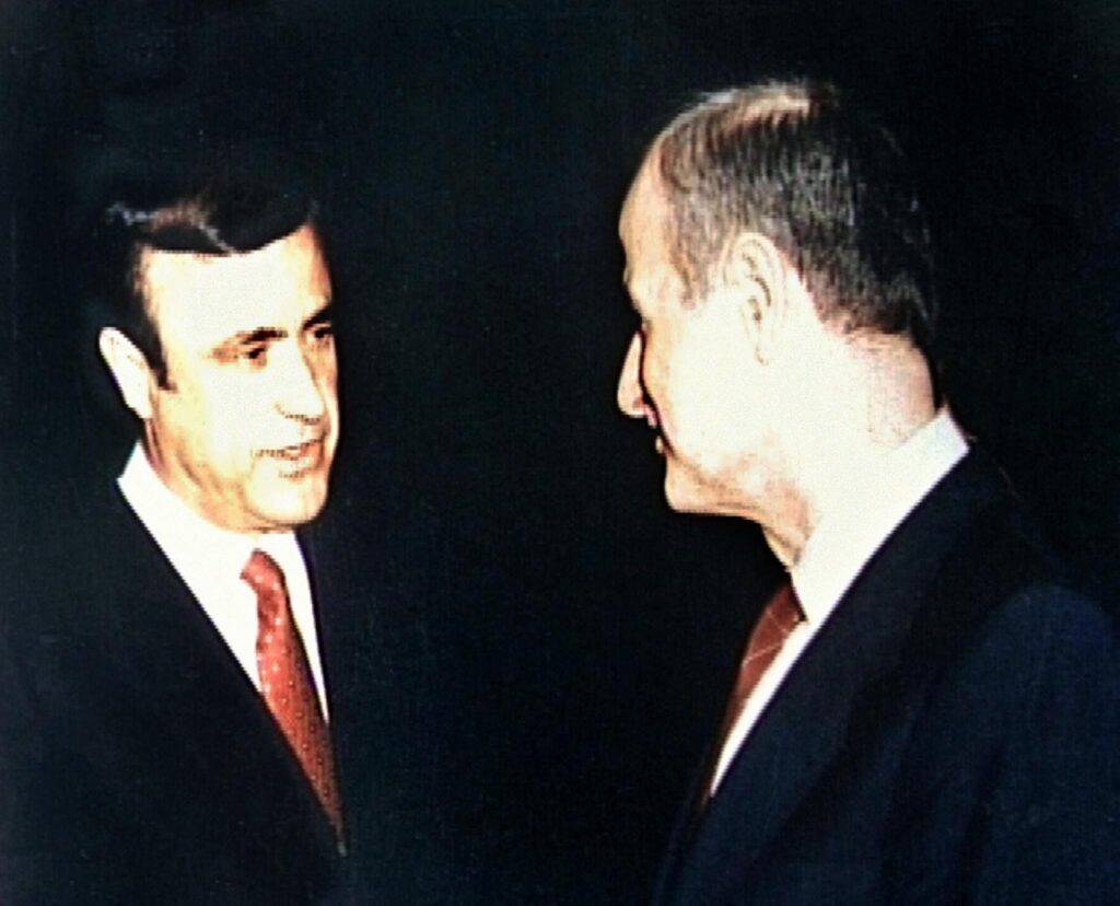 رفعت الأسد (إلى اليسار) مع الرئيس السوري الراحل