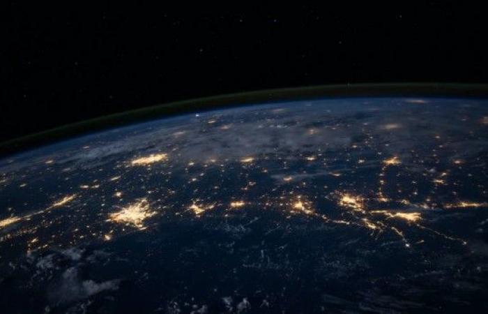 علماء يقدمون تفسيرًا جديدًا لإحمرار القطب الشمالي لقمر بلوتو "شارون"