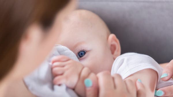 على الزوج دفع أجور رضاعة أطفاله.. محامية مصرية تثير زوبعة