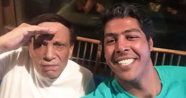 عمر مصطفى متولى ينشر صورة مع خاله "الزعيم" عادل إمام ويعلق: ربنا يخليك لينا
