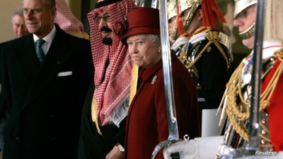 فاجأته بهذا الموقف وأدهشته بشدة.. تفاصيل لقاء الملك عبد الله بـ إليزابيث الثانية حينما كان وليا للعهد