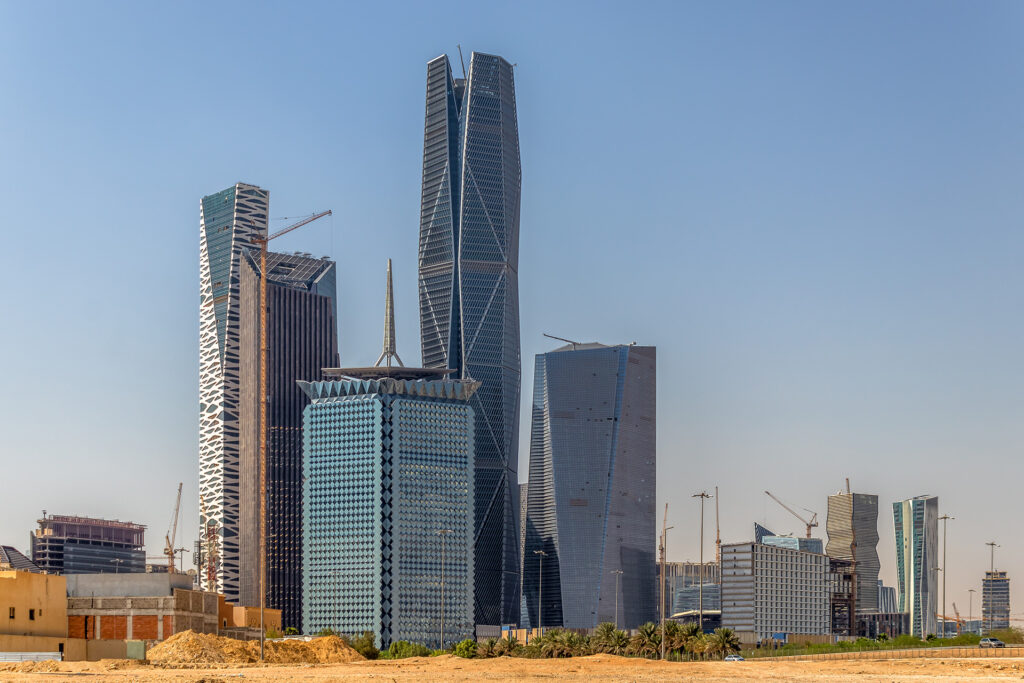 فرص عمل وتدفقات استثمارية بانتظار السعوديين.. 44 شركة عالمية تفتتح مقار إقليمية بالرياض | اقتصاد
