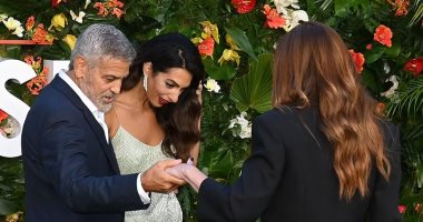 فستان جوليا روبرتس يثير إعجاب جورج كلونى وزوجته.. صور