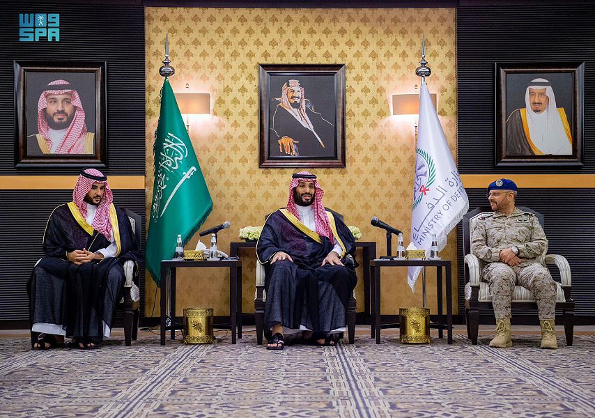 الأمير محمد بن سلمان التقى مع وزير الدفاع ومسؤولين عسكريين