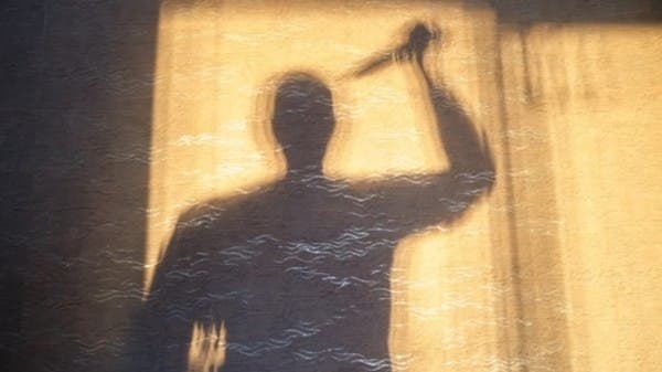 في ليلة زفاف شقيقته.. شاب يذبح والدته بالسكين