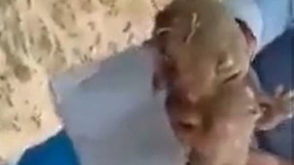 فيديو لرضيع ينجو من تحت التراب بحبله السري..وسط فيضانات