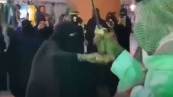 فيديو لمسنة يخطف قلوب السعوديين..تمايلت ولوحت بالسيف