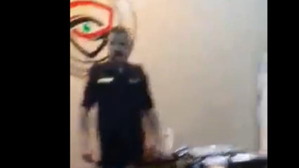 فيديو يشغل العراقيين.. فضح بالصوت والصورة ضابطاً كبيراً