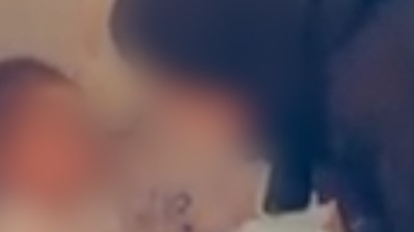 فيديو يفطر القلوب من البحرين.. حاضنة تصفع طفلة مراراً