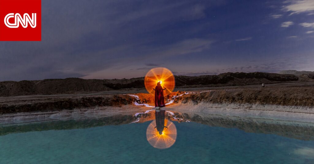 "كائن سحري" برداء أحمر في مصر يقف أمام بحيرة سيوة.. ما حقيقته؟