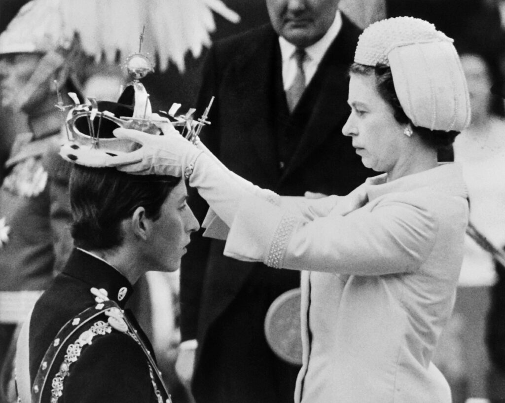 صورة التقطت في 1 يوليو 1969 حيث تضع الملكة إليزابيث الثانية تاجا لابنها تشارلز