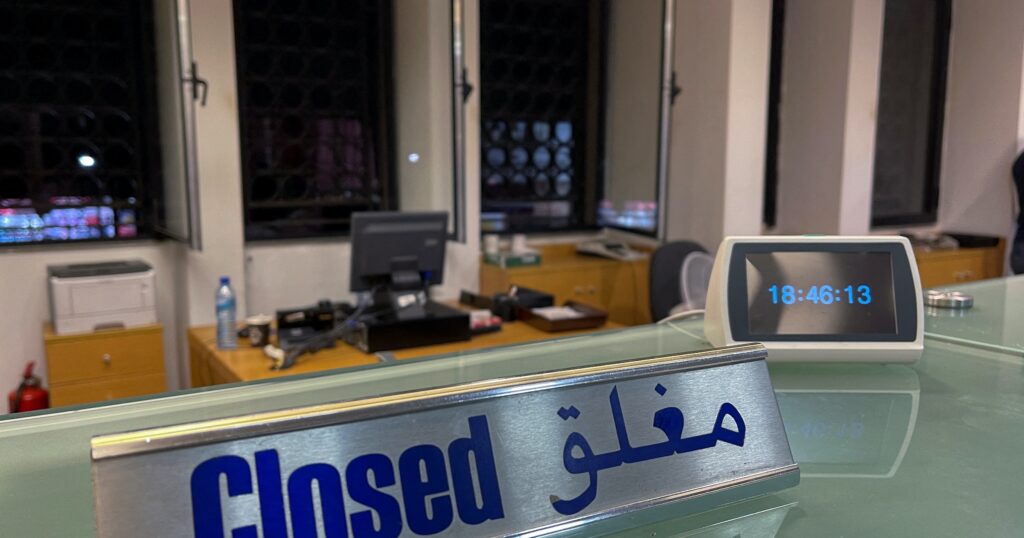 كيف أصبحت مصارف لبنان "رهينة" المودعين؟