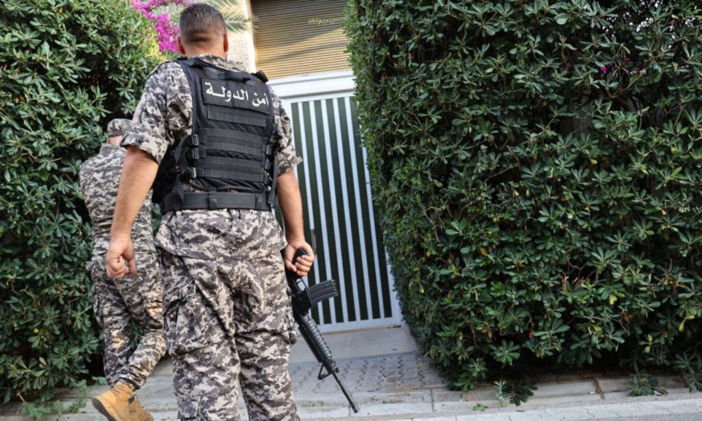 لبنان.. توقيف ضابط وأربعة عناصر بقضية مقتل سوري تحت التعذيب