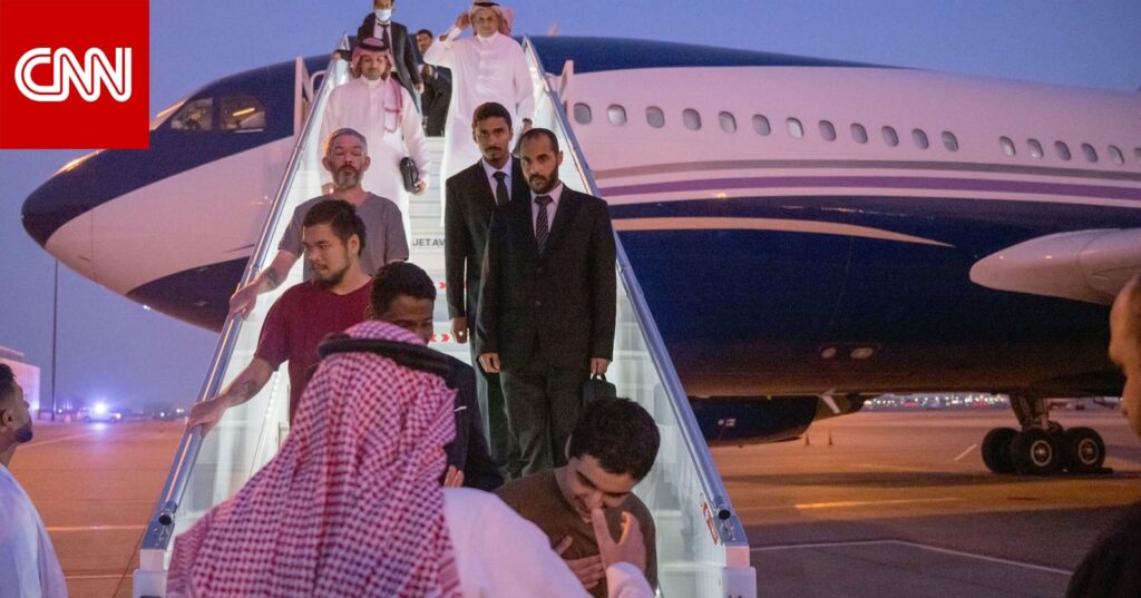 لقطات مصورة لحظة وصول أسرى إلى الرياض.. و"تراس" تشكر السعودية على الوساطة بين روسيا وأوكرانيا