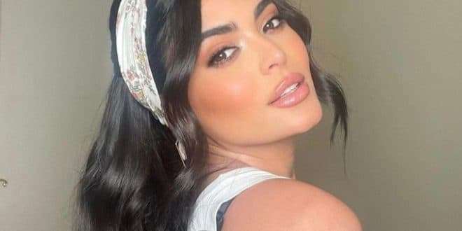 أسماء جلال تنظر للكاميرا