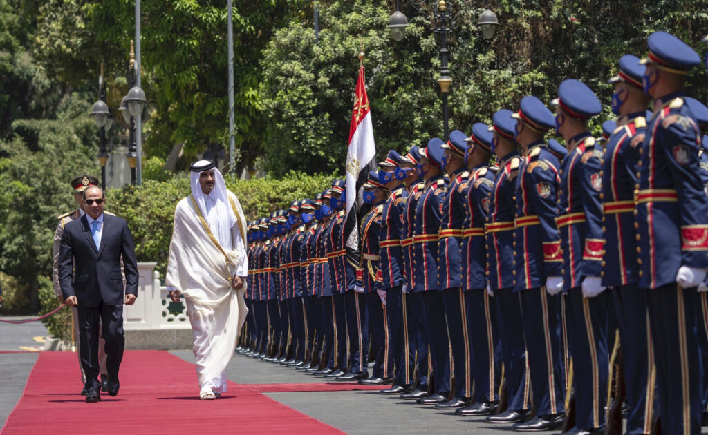 "ليس لدينا مثل هذه العلاقات".. أمير قطر يعلن موقفه من "الإخوان المسلمين"