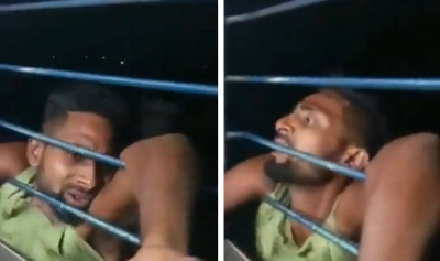 ماذا فعل راكب في قطار عندما حاول لص سرقة هاتفه من النافذة؟ • صحيفة المرصد