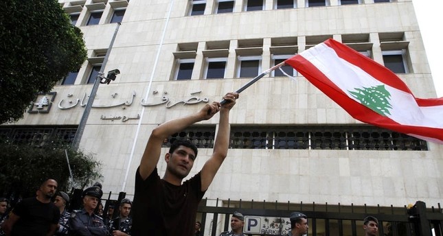متظاهرون يطالبون بالإفراج عن معتقلي سطو البنوك في لبنان